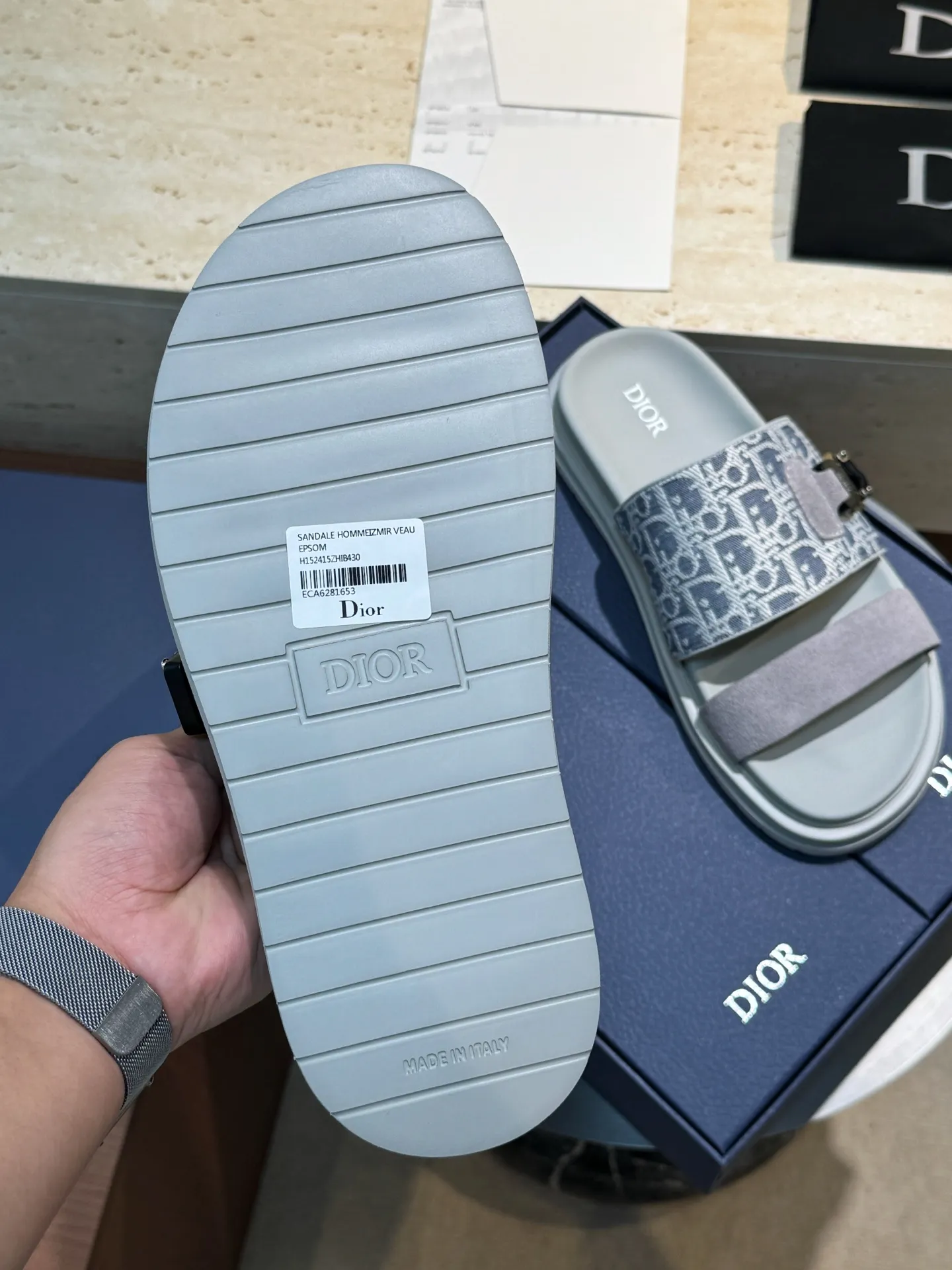 Factory price: 340💰Djia Aqua men's slippers and sandals, Dior's Aqua sandals are elegant and casual. The cross-strap design is reinterpreted in CD Diamond canvas, inspired by the brand's archives. Finished with a branded logo and tonal notch sole, they can be worn easily with shorts or jeans for a sophisticated look. Cowhide spliced ​​canvas + cowhide lining + rubber outsole Size: 39-44 (38 45 customized)
